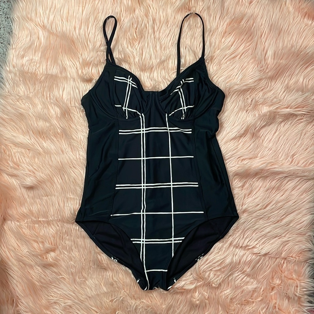 Athleta Black and White Lanikai One Piece‎ SwimSuit Size 38 B/C